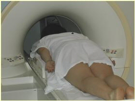 Imatge d'una pacient al que s'està fent una radiologia de mama