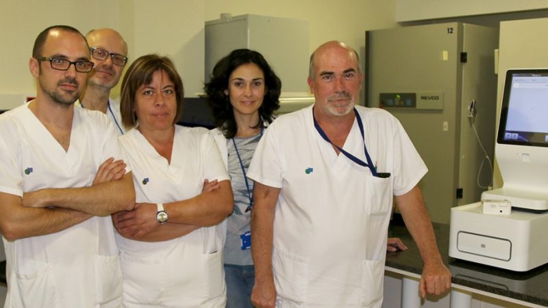Equip de professionals del Servei de Patologia davant de l'equip Idylla de Biocartis.