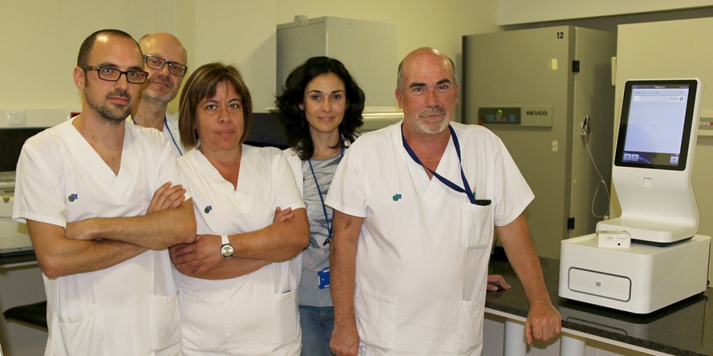 Equip de professionals del Servei de Patologia davant de l'equip Idylla de Biocartis.
