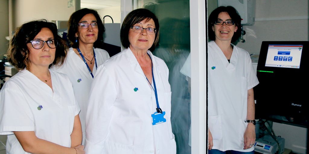 Equip de professionals del Laboratori amb el seqüenciador massiu miSeq d'Illumina.