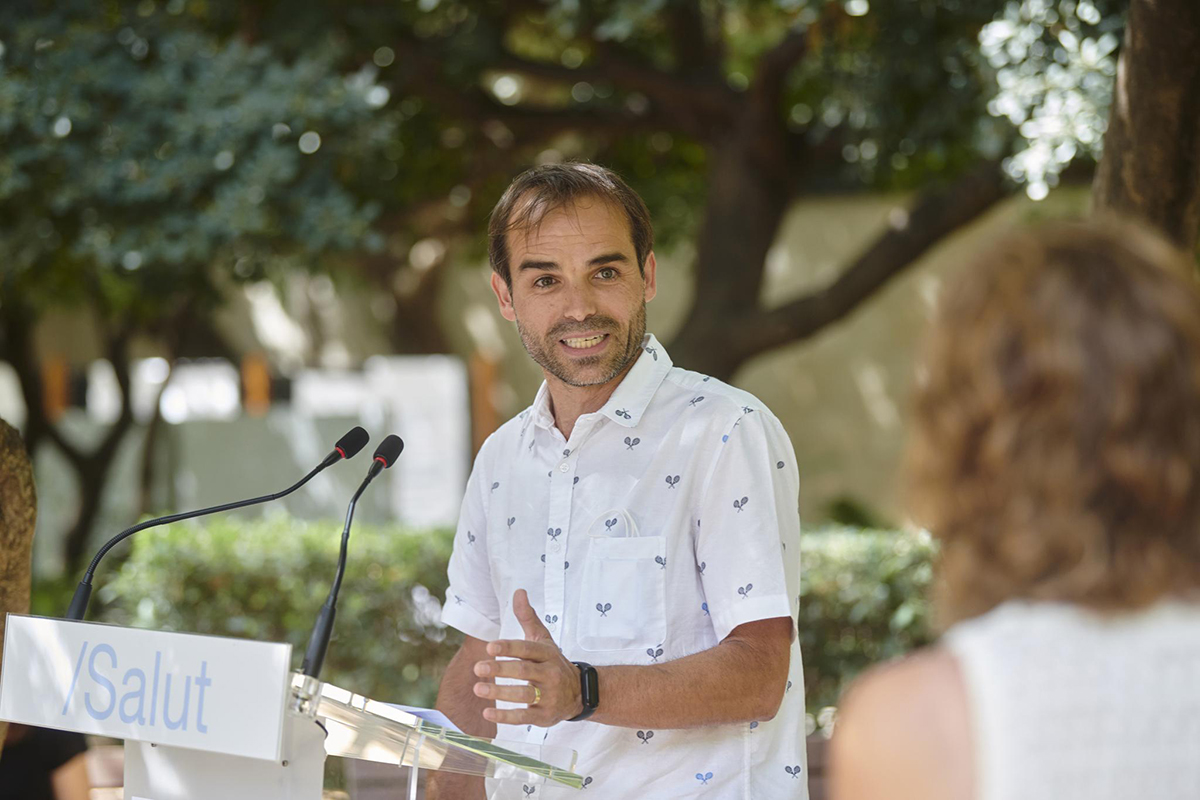 El educador social del CSMIJ de Salud Mental Parc Taulí, Santi Bartomeu, en un momento de la rueda de prensa