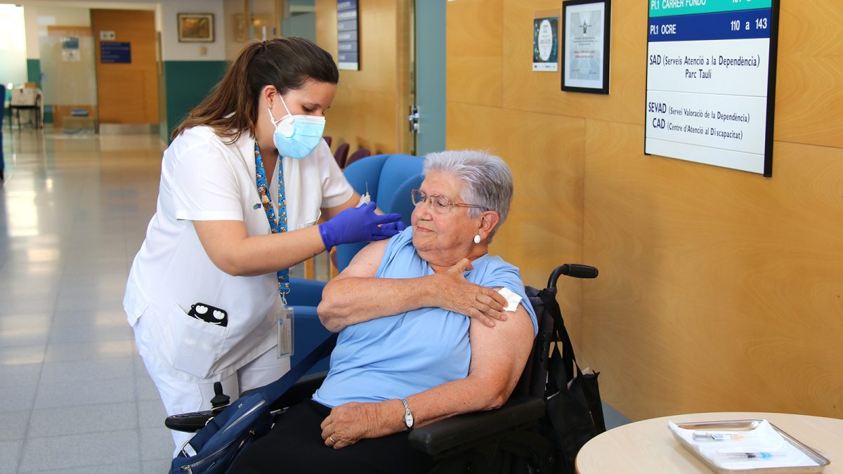 Empieza la campaña de vacunación contra la COVID y la gripe en Sabadell Gent Gran