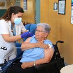 Una enfermera del CAP Can Rull vacuna a una residente de Sabadell Gent Gran