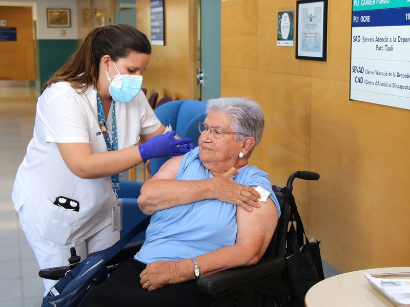 Una enfermera del CAP Can Rull vacuna a una residente de Sabadell Gent Gran