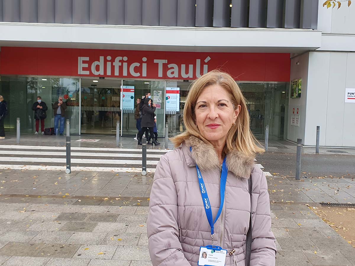 La coordinadora d’Oncologia d’Otorrinolaringologia, Yolanda Escamilla, rep el Premi Extraordinari de Doctorat a la seva tesi
