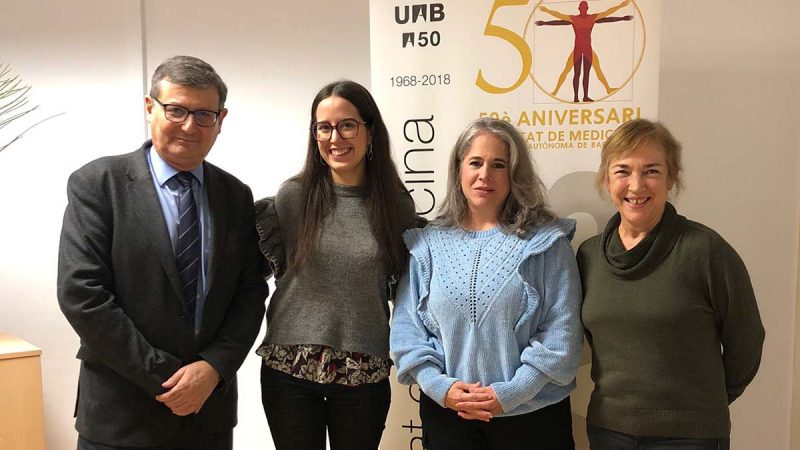 The dean of the Faculty of Medicine of the UAB, Salvador Navarro, and the coordinator of the Parc Taulí Teaching Unit, Ma. Rosa Bella (right) attended the award ceremony