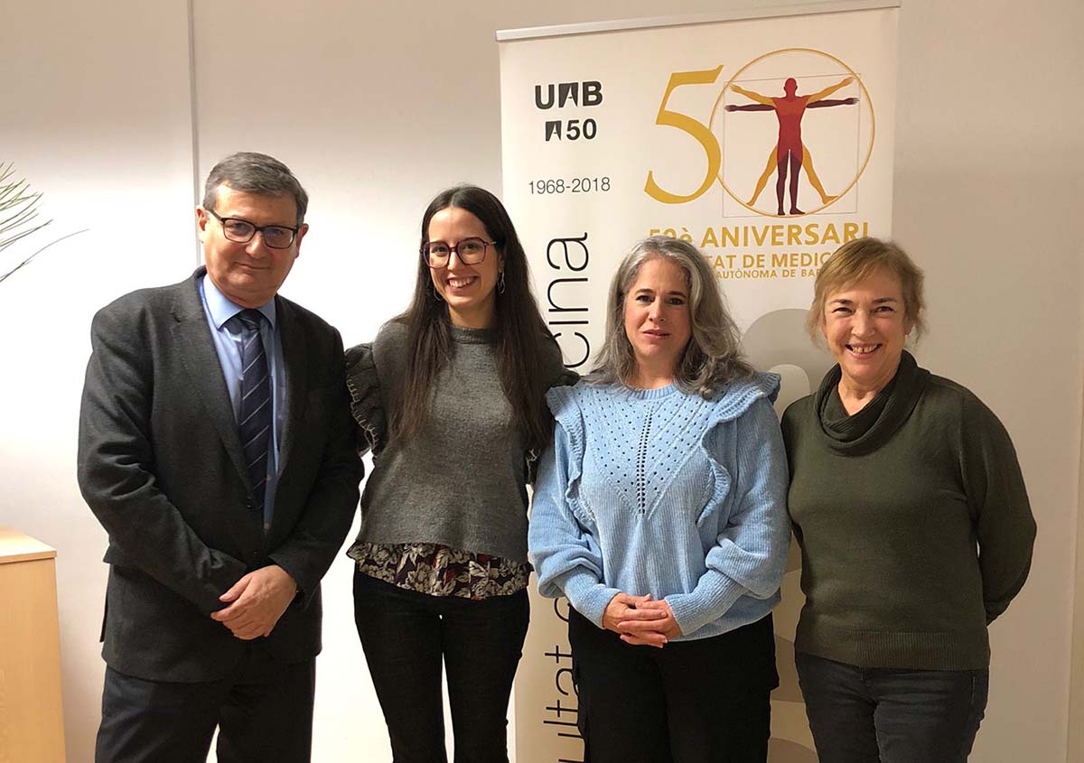 The dean of the Faculty of Medicine of the UAB, Salvador Navarro, and the coordinator of the Parc Taulí Teaching Unit, Ma. Rosa Bella (right) attended the award ceremony