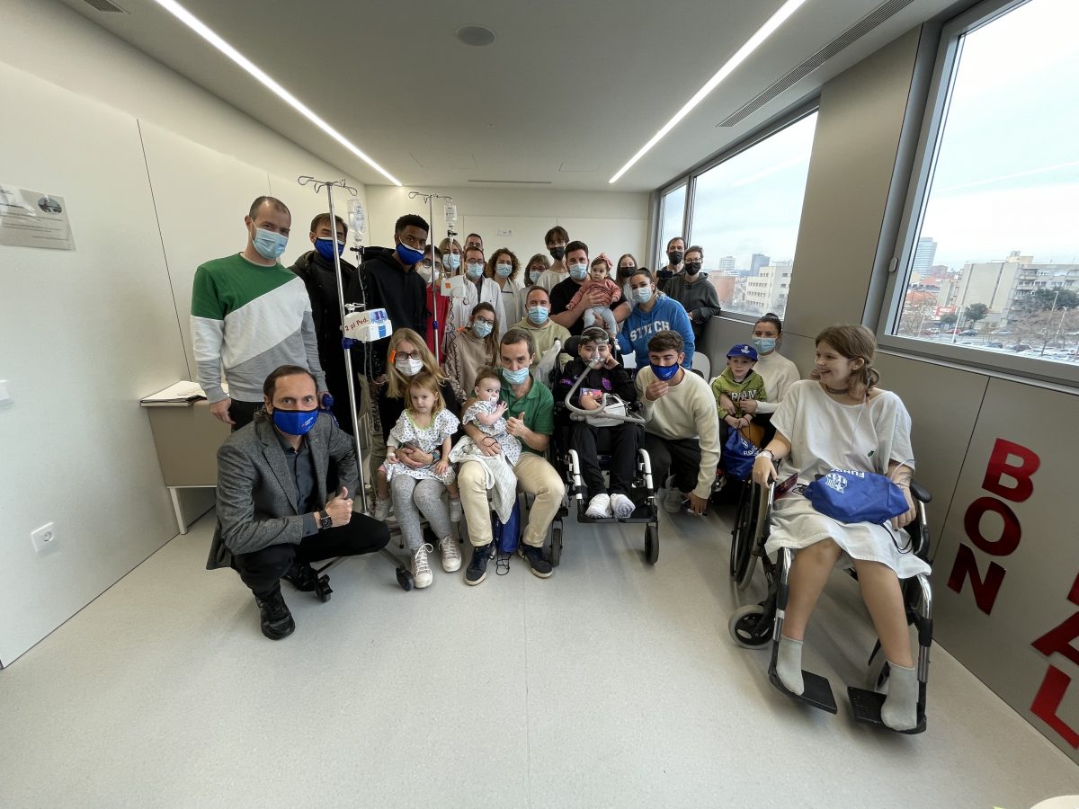 Los jugadores del Barça Gavi y Balde visitan la planta de Pediatría del Parc Taulí