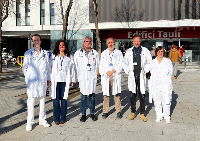 From left to right, doctors Xavier Pomares, Amàlia Moreno, Óscar Asensio, Miguel Gallego, Manel Luján and Concepció Montón, representatives of the team of the clinical expertise unit in respiratory minority diseases of the Parc Taulí.