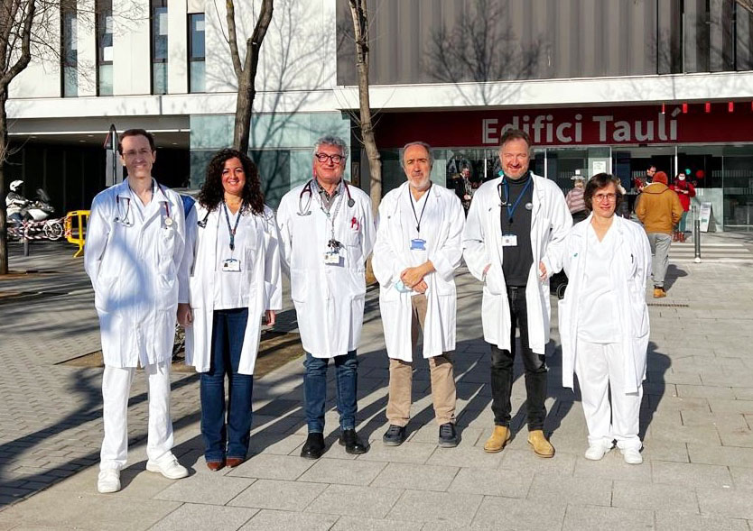 D'esquerra a dreta, els doctors Xavier Pomares, Amàlia Moreno, Óscar Asensio, Miguel Gallego, Manel Luján i Concepció Montón, referents de l'equip de la unitat d'expertesa clínica en malalties minoritàries respiratòries del Parc Taulí.