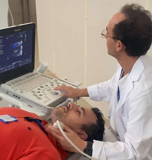 Dr. David Cánovas fent una ecografia doppler