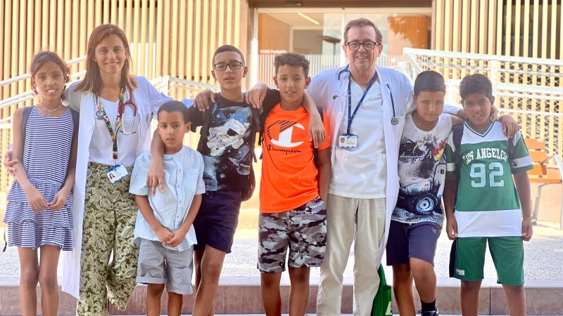 Dra. Conti i Dr. Pineda amb infants sahrauís