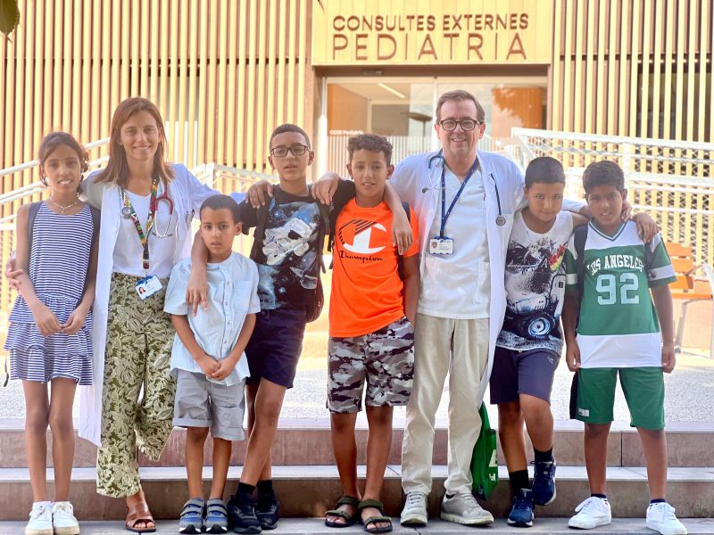 Dra. Conti i Dr. Pineda amb infants sahrauís