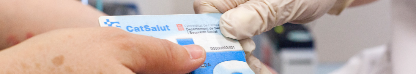 Imagen de un paciente entregando su tarjeta sanitaria