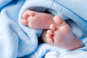 Imagen de unos pequeños pies de bebé - © michaeljung / Fotolia